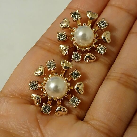 Women's Gold Tone Shiny Floral Flower Shaped Bold Earring Beauty Boho Style - Picture 5 of 6